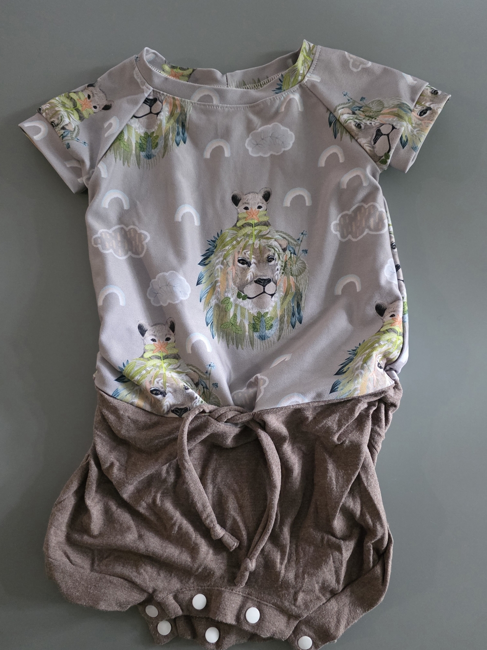 Short-Sleeve Lion Print Pajama Romper - Brown & Light Gray